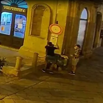 Tropea, vandali in azione beccati dalle telecamere e denunciati - Video