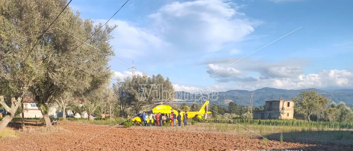 Filogaso, cade mentre fa lavori sul tetto di casa: interviene l'elisoccorso