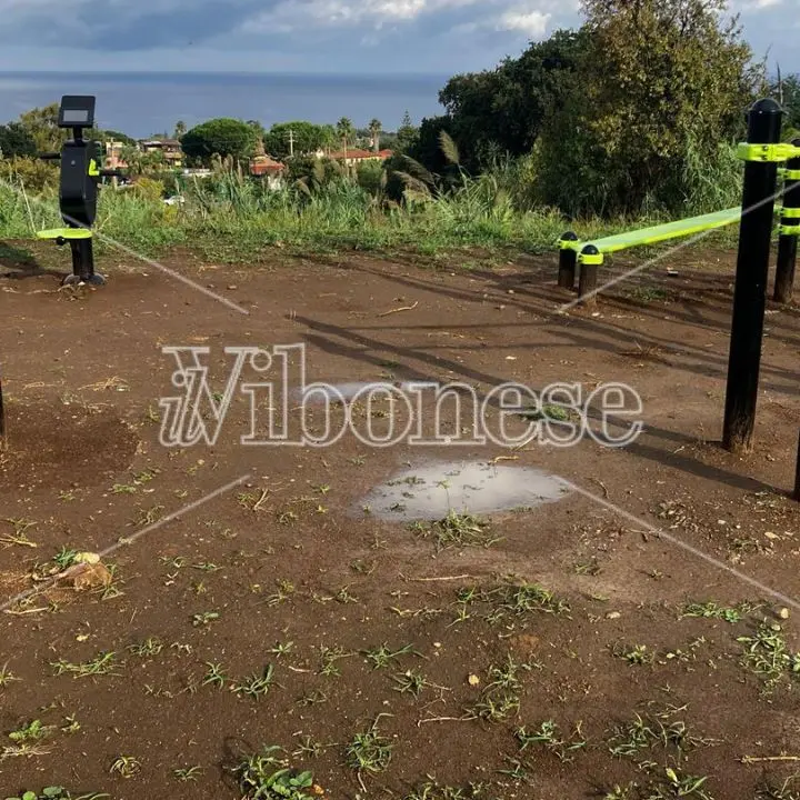 Ricadi, l’area fitness all’aperto nel fango dopo le prime piogge. L'opposizione: «Sperpero di fondi pubblici»