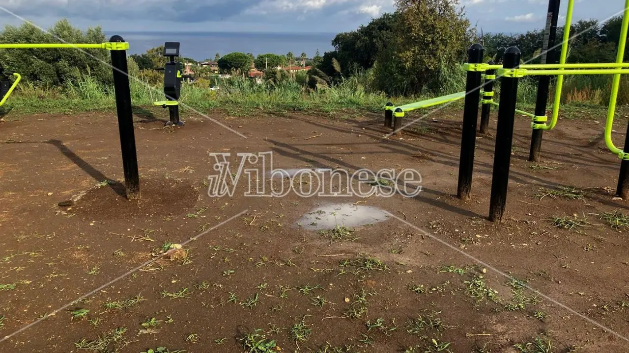Ricadi, l’area fitness all’aperto nel fango dopo le prime piogge. L'opposizione: «Sperpero di fondi pubblici»
