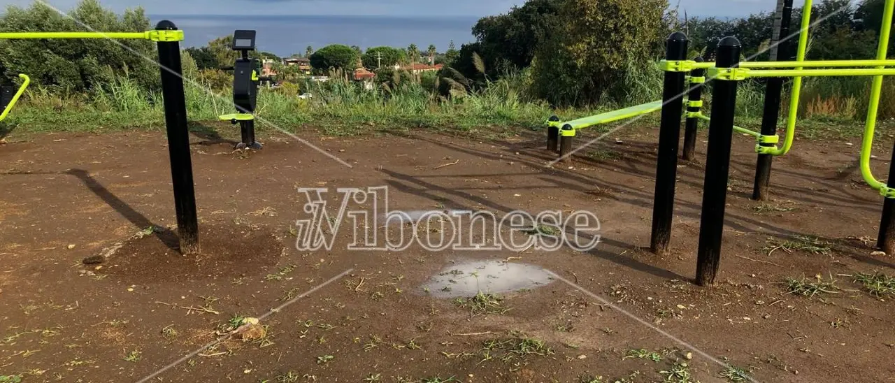Ricadi, l’area fitness all’aperto nel fango dopo le prime piogge. L'opposizione: «Sperpero di fondi pubblici»