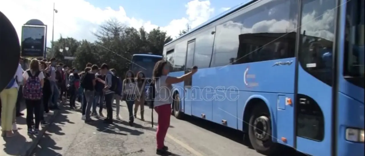 Pullman pieni e studenti lasciati a piedi, i genitori protestano col prefetto di Vibo: «Gravissimo»