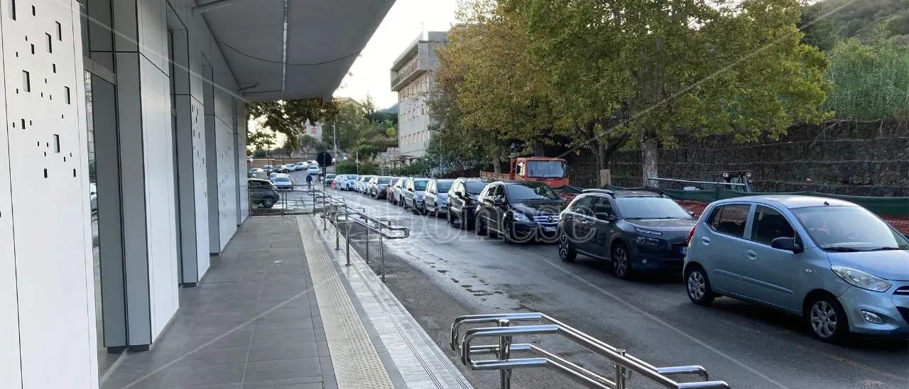 Stazione di Vibo-Pizzo, fioccano le multe per divieto di sosta e cresce il malcontento dei pendolari: «Dove parcheggiamo? Il sindaco intervenga» - VIDEO