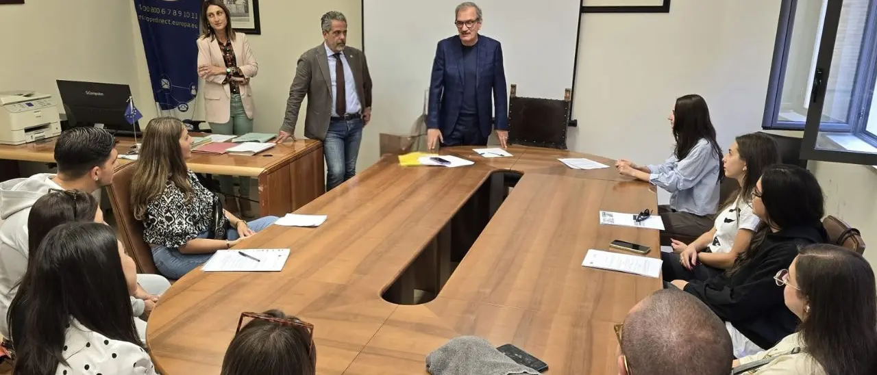 Il Comune di Vibo dà il benvenuto ai 12 ragazzi che svolgeranno il Servizio civile, il sindaco Romeo: «Una palestra per il futuro professionale»