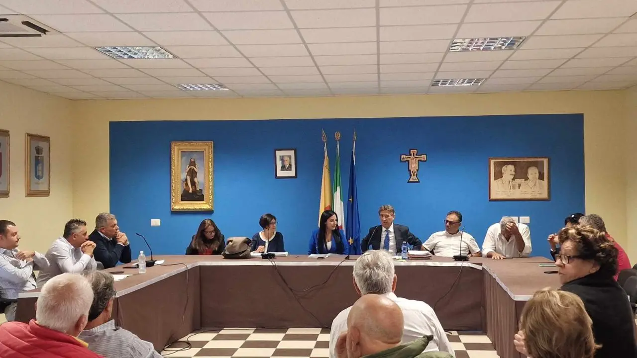 Sant'Onofrio, Consiglio sul campo sportivo. L'Asd: «Il sindaco vuole annientarci». Pezzo: «Falso, impianto gestito come se fosse privato»