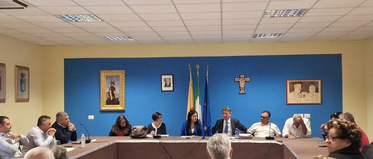 Sant'Onofrio, Consiglio sul campo sportivo. L'Asd: «Il sindaco vuole annientarci». Pezzo: «Falso, impianto gestito come se fosse privato»