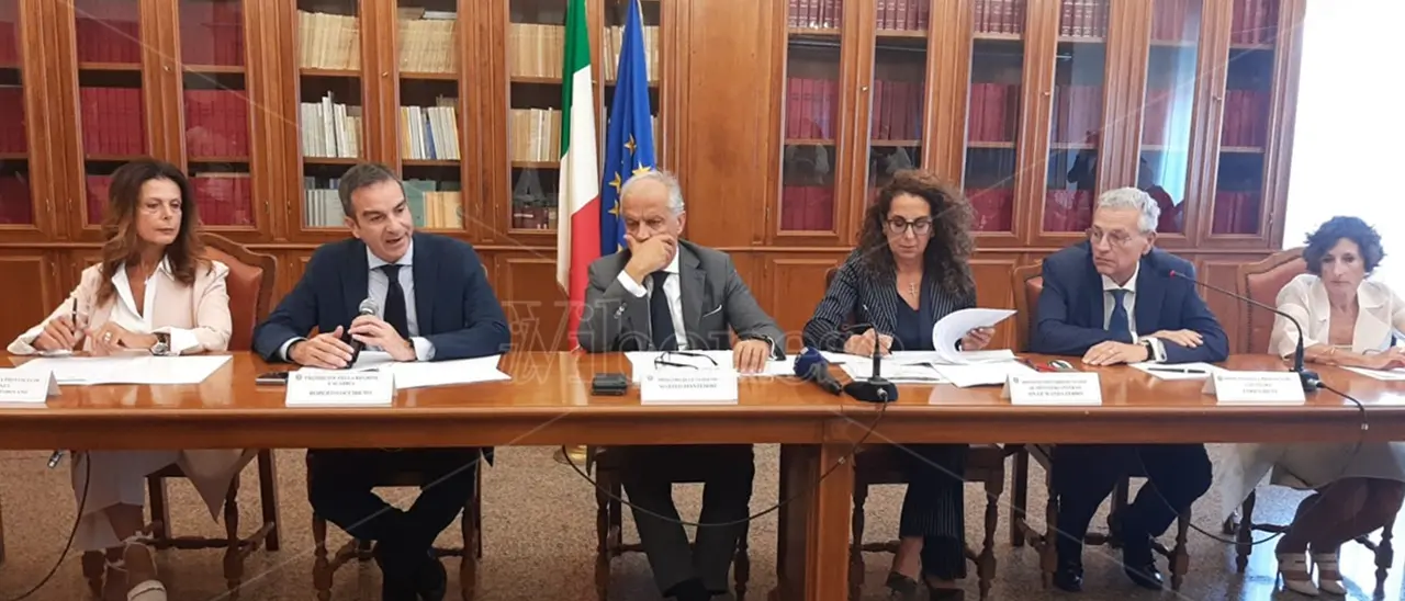 Il ministro Piantedosi in Calabria: «Legge sullo scioglimento dei Comuni da rivedere». Nel Vibonese altri 268mila euro per la videosorveglianza