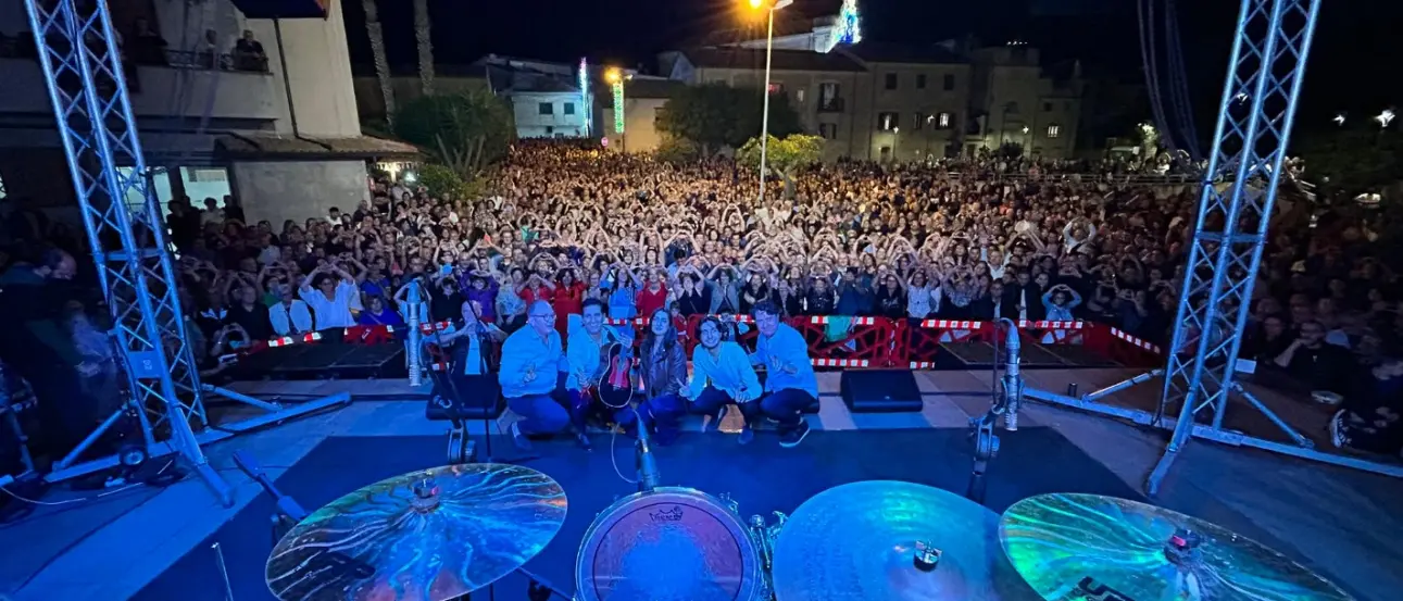 Musica e divertimento, a Brattirò un fiume di gente per assistere al concerto di Cecè Barretta
