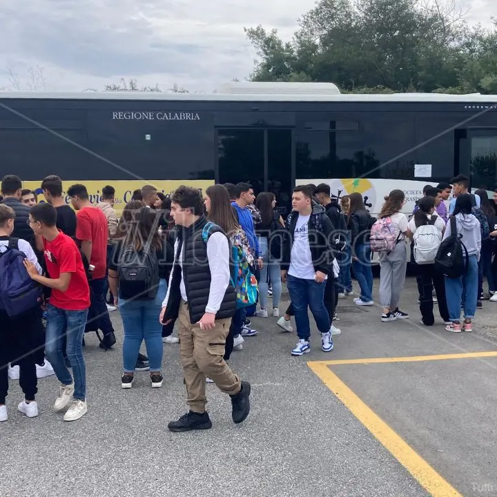 Pullman per gli studenti di Vibo, ora non rischiano di restare a piedi ma le criticità non mancano: orari delle corse incerti e pensiline inesistenti