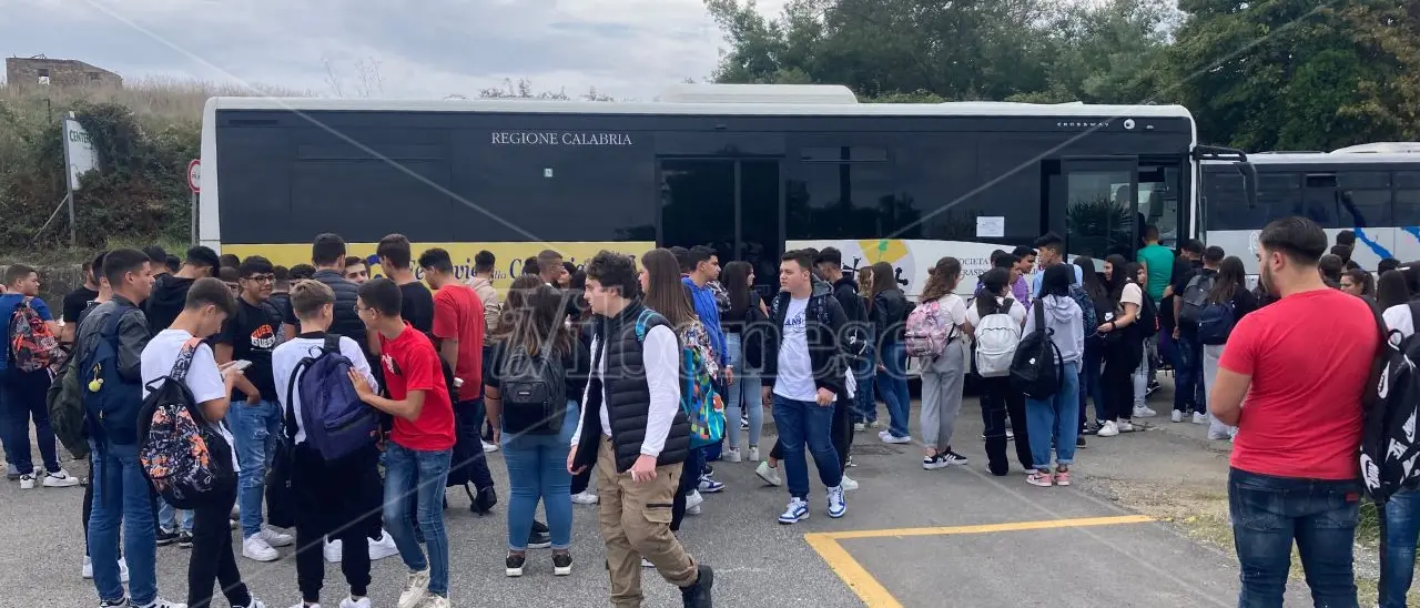 Pullman per gli studenti di Vibo, ora non rischiano di restare a piedi ma le criticità non mancano: orari delle corse incerti e pensiline inesistenti