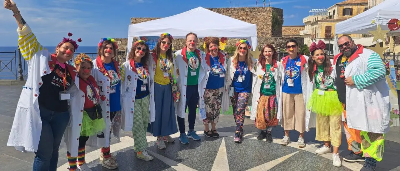 La giornata del naso rosso, l'onda colorata dei volontari clown invade Pizzo
