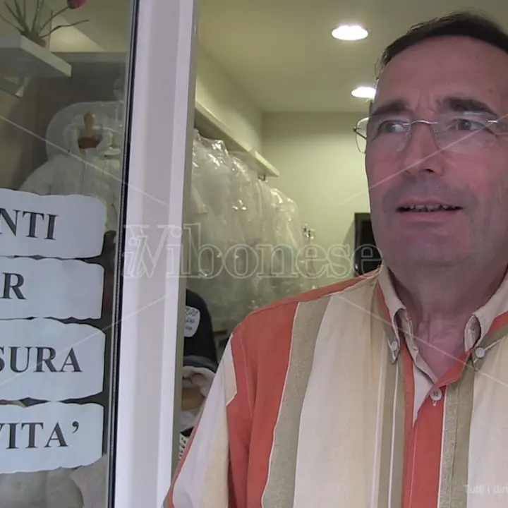 Crisi nera sul corso di Vibo, ora c’è chi “sogna” di chiudere ma non riesce a vendere neppure la merce in liquidazione: «Non vedo l’ora»- Video