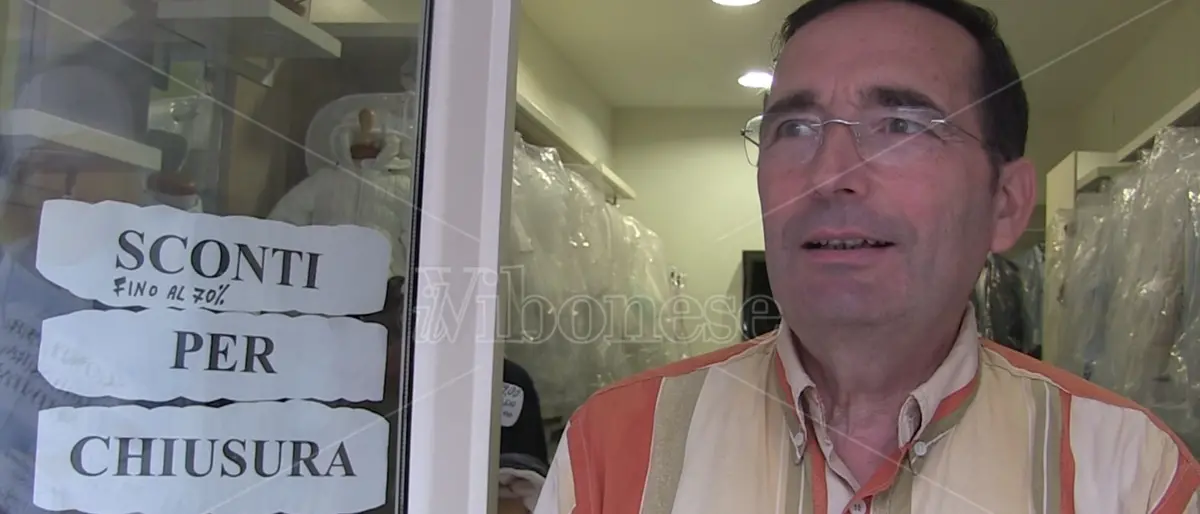 Crisi nera sul corso di Vibo, ora c’è chi “sogna” di chiudere ma non riesce a vendere neppure la merce in liquidazione: «Non vedo l’ora»- Video