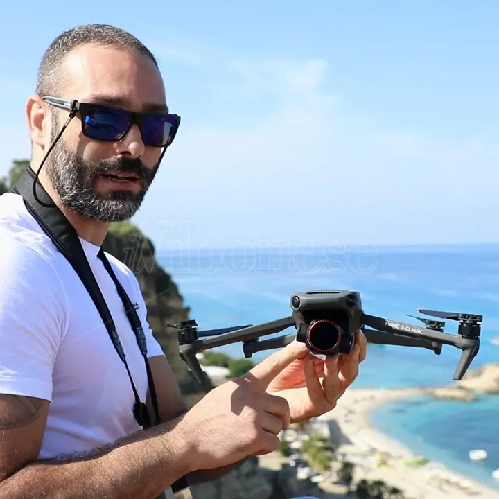 Un tuffo a 13 anni gli toglie l’uso delle gambe ma oggi vola con le ali dei suoi droni, da Tropea la storia di Vittorio: «La vita è una sfida»