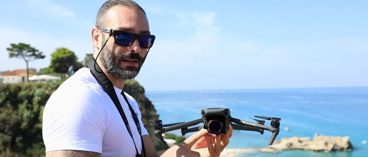 Un tuffo a 13 anni gli toglie l’uso delle gambe ma oggi vola con le ali dei suoi droni, da Tropea la storia di Vittorio: «La vita è una sfida»