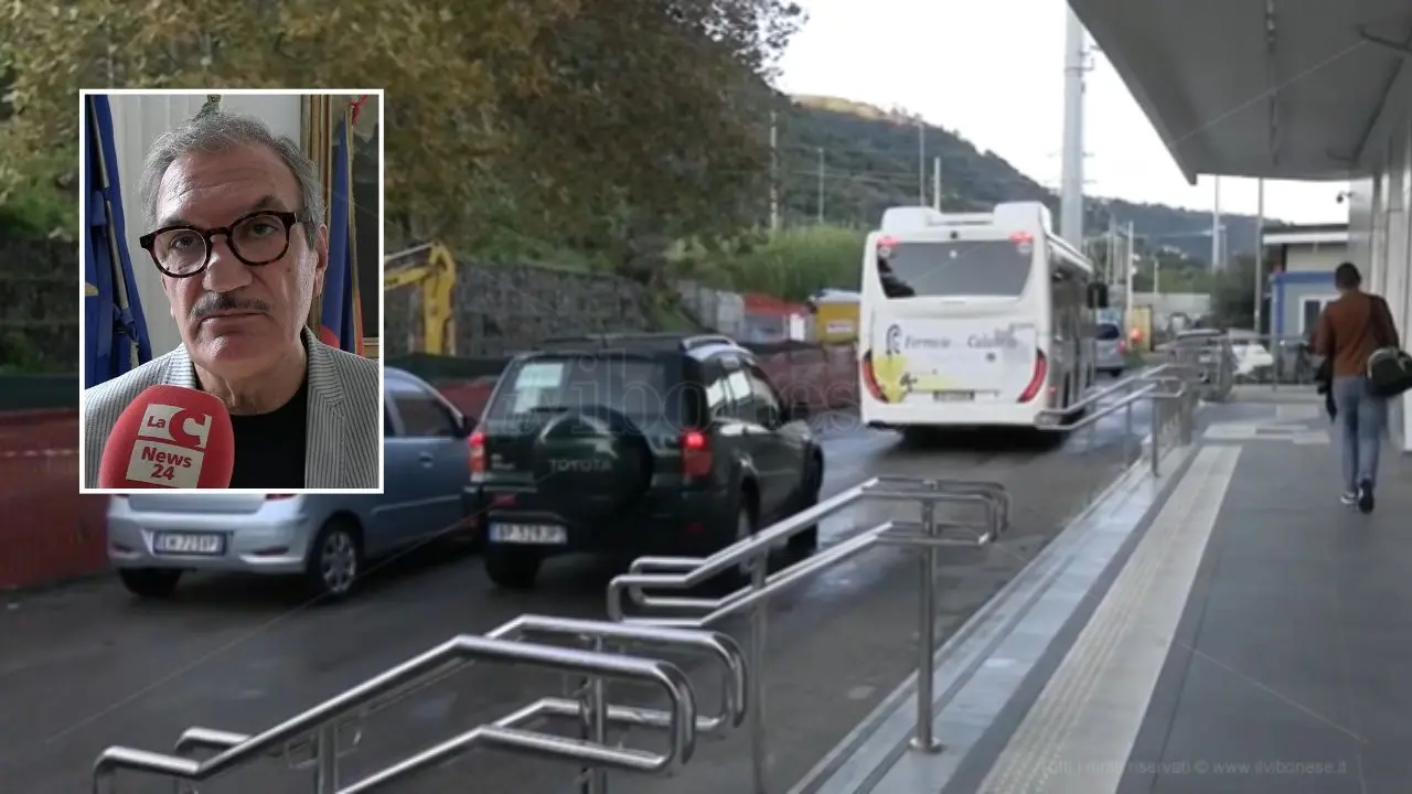 Lavori alla stazione di Vibo-Pizzo, sosta impossibile e pendolari disperati: «Dove parcheggiamo?». Il sindaco: «Presto una navetta» - VIDEO
