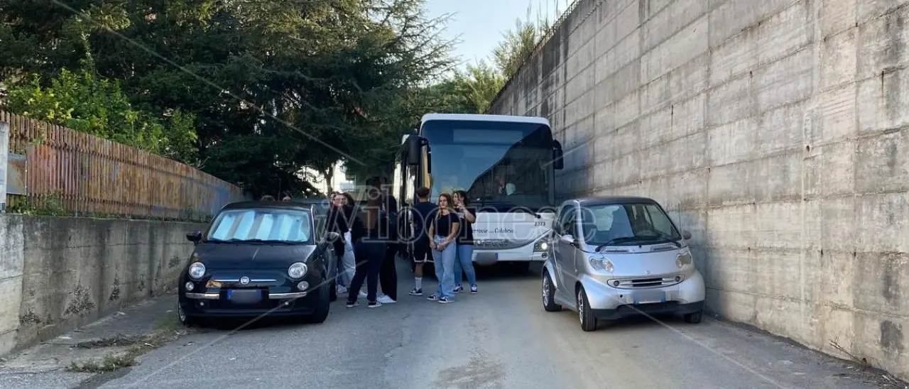 Stazione di Vibo-Pizzo, traffico in tilt: le auto dei pendolari (senza parcheggi) bloccano gli autobus: «Situazione insostenibile»