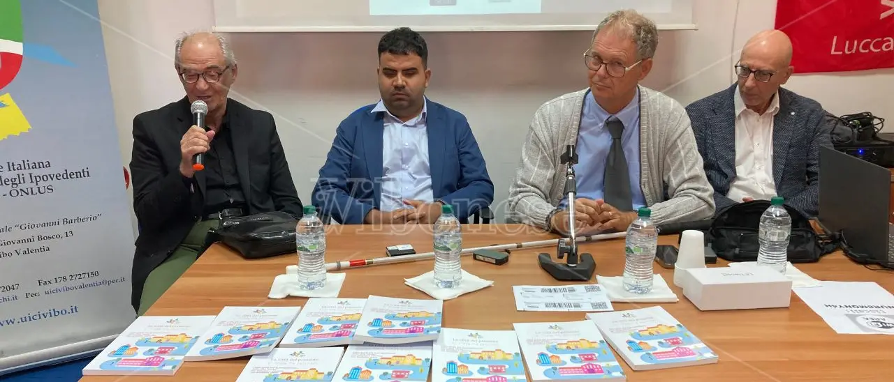 La tecnologia in aiuto a ciechi e ipovedenti: presentato a Vibo innovativo dispositivo per muoversi da soli in città - Video