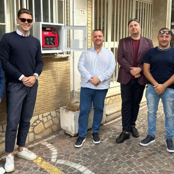 Un gesto d'amore per Dasà: otto giovani si autotassano per acquistare due defibrillatori per il paese
