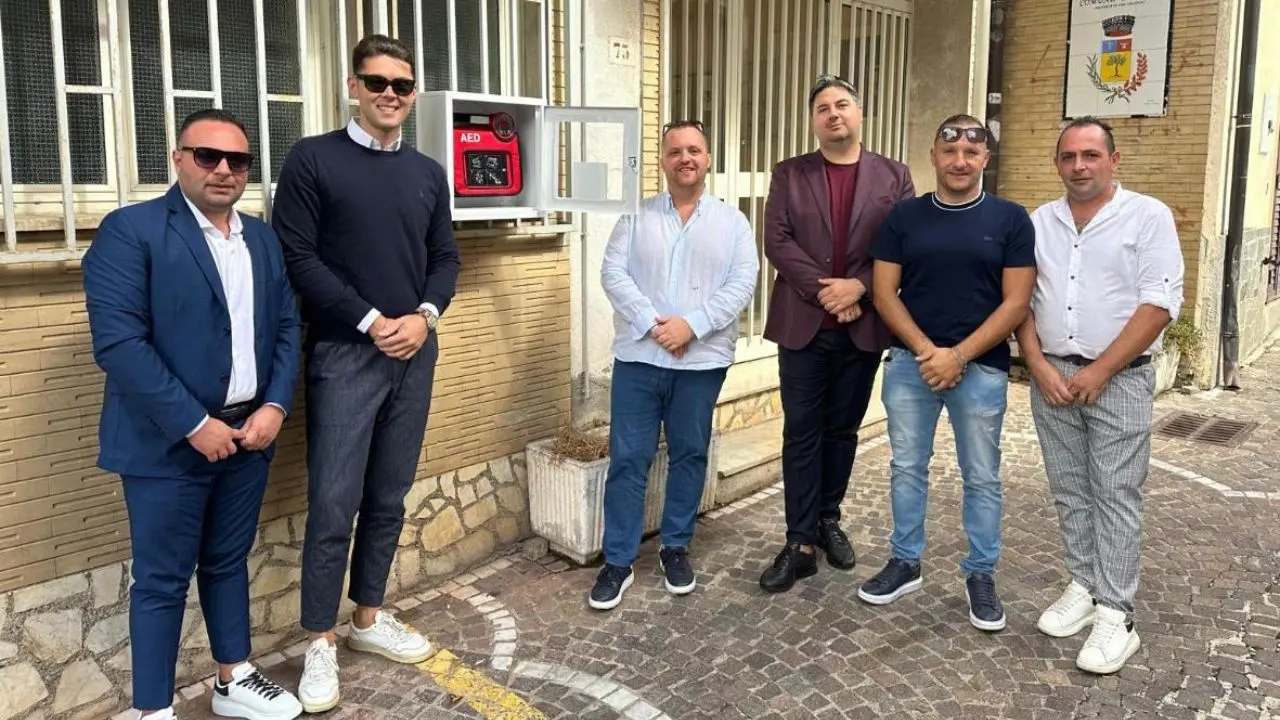 Un gesto d'amore per Dasà: otto giovani si autotassano per acquistare due defibrillatori per il paese