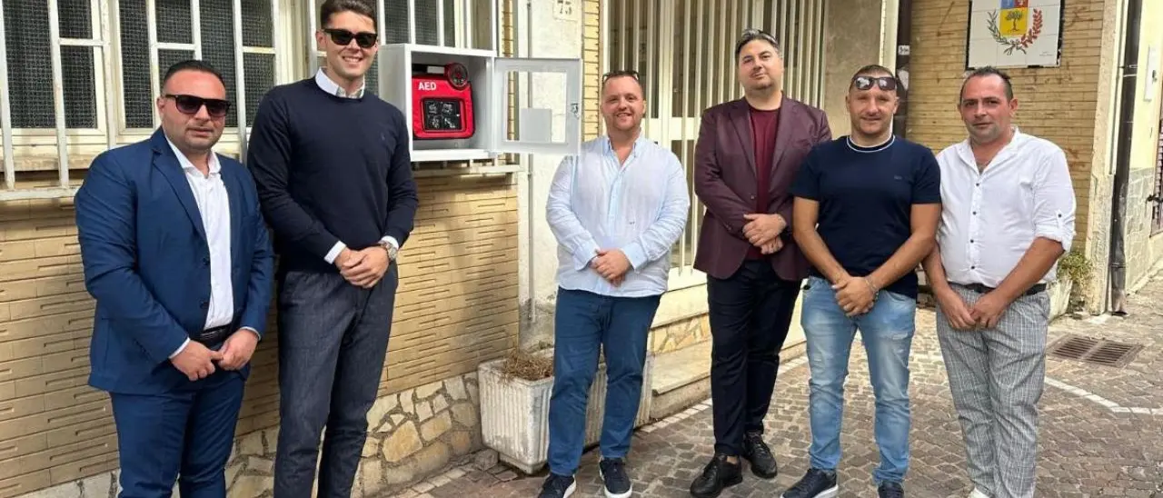 Un gesto d'amore per Dasà: otto giovani si autotassano per acquistare due defibrillatori per il paese