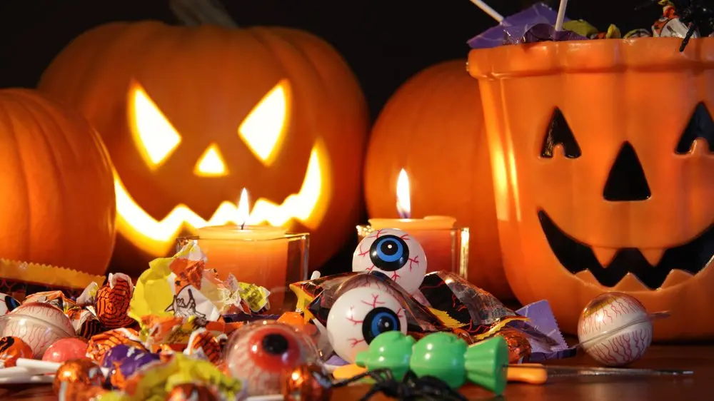 A Pannaconi vietato Halloween, bimbi e adulti si vestono da... santi