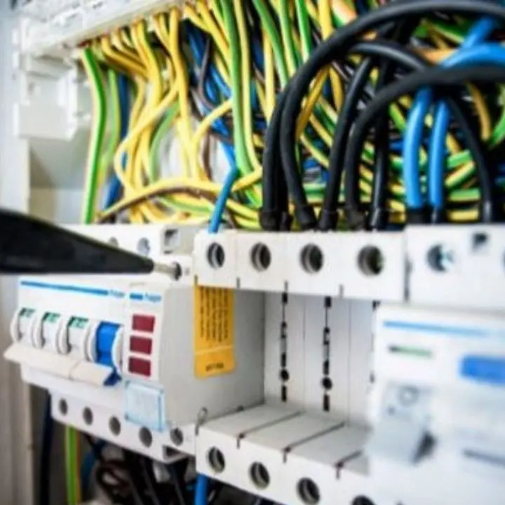 Furto di energia da oltre 100mila euro: denunciati i titolari di un hotel e ristorante a Capo Vaticano