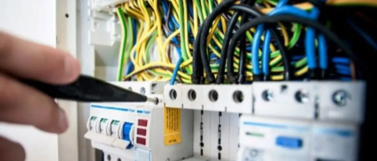 Furto di energia da oltre 100mila euro: denunciati i titolari di un hotel e ristorante a Capo Vaticano