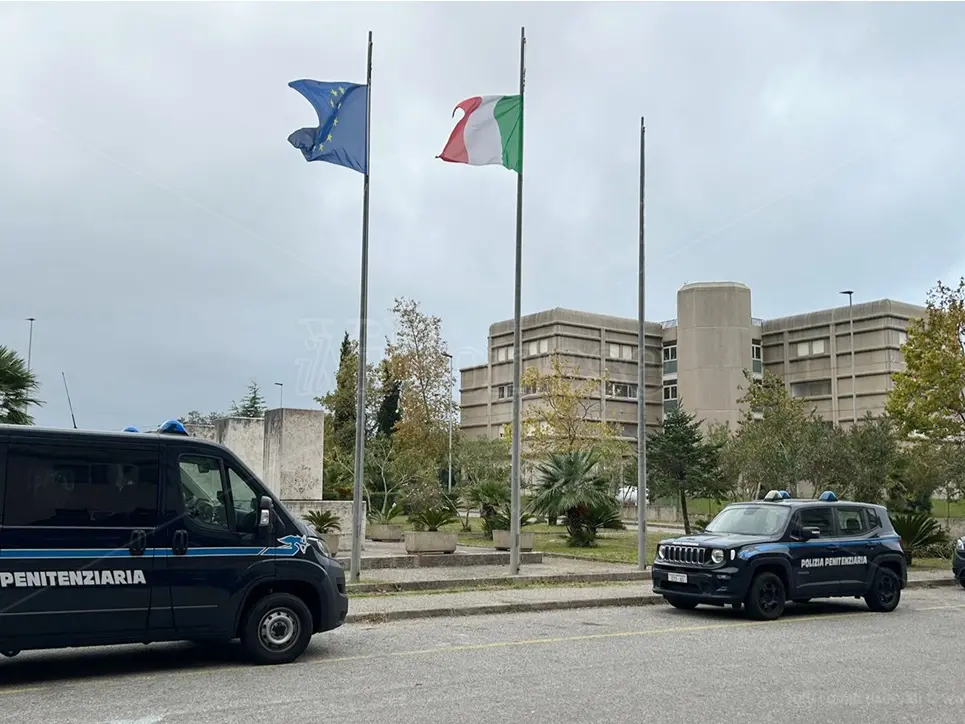 Scene di guerriglia nel carcere di Vibo, cinque agenti feriti: aggrediti con lamette e olio bollente