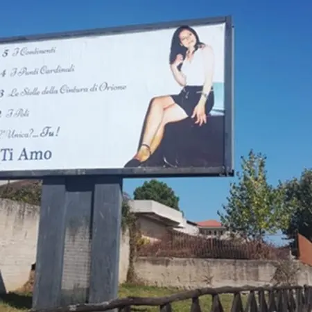 L’amore oltre la vita terrena, un mega cartellone a Mileto per ricordare la moglie