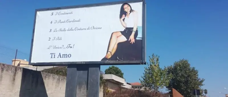 L’amore oltre la vita terrena, un mega cartellone a Mileto per ricordare la moglie