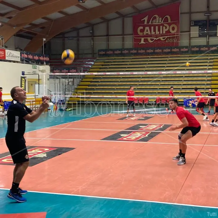 Volley, la Tonno Callipo scalda i motori in preseason. Il tecnico Piccioni: «Livello del torneo alto, ma noi daremo battaglia» - VIDEO