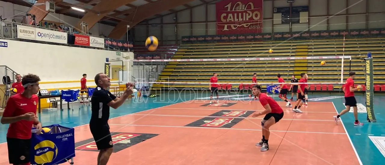 Volley, la Tonno Callipo scalda i motori in preseason. Il tecnico Piccioni: «Livello del torneo alto, ma noi daremo battaglia» - VIDEO