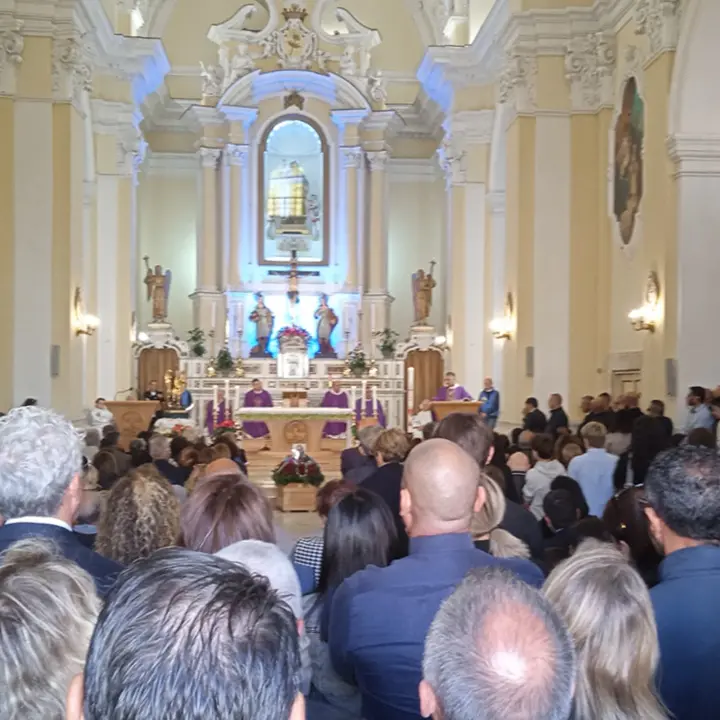 Vibo piange Ivano Purita, commozione incontenibile ai funerali del 50enne morto in un incidente su viale Affaccio