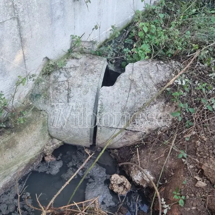 Vibo, capitaneria di porto e polizia municipale sul luogo della condotta fognaria danneggiata