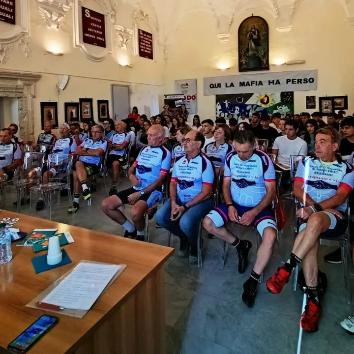 A lezione di umanità: gli studenti dello scientifico di Tropea hanno incontrato i ciclisti della Granfondo trapiantati di Bergamo