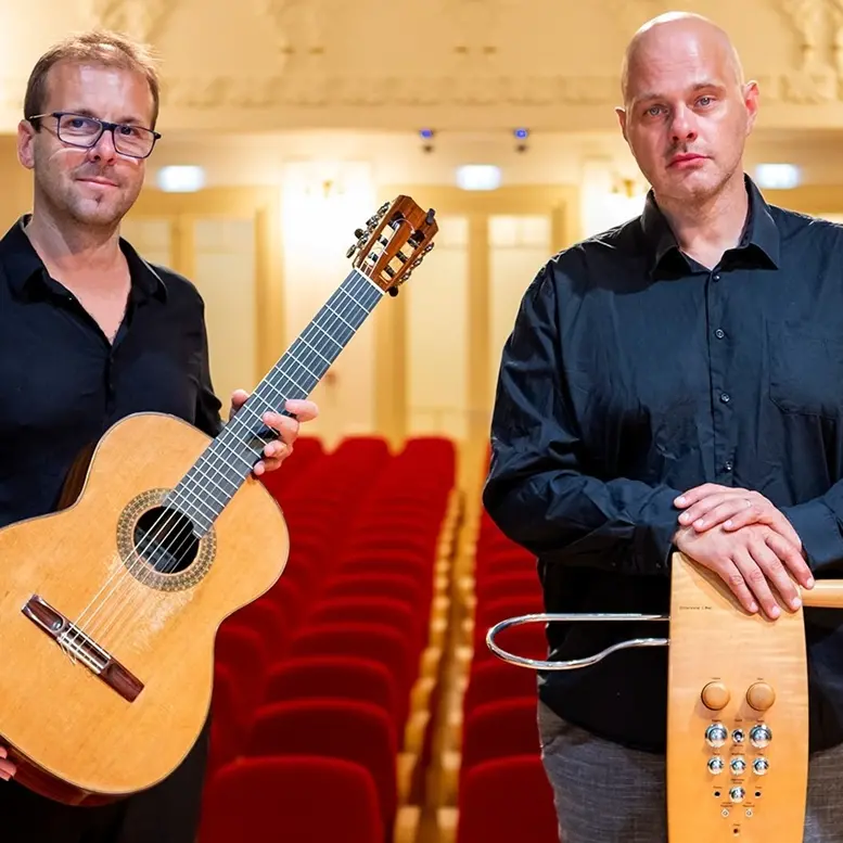 Guitaromanie: a Nicotera per la prima volta in Italia il duo formato da chitarra e theremin, lo strumento inventato nel 1919 che si suona senza contatto fisico