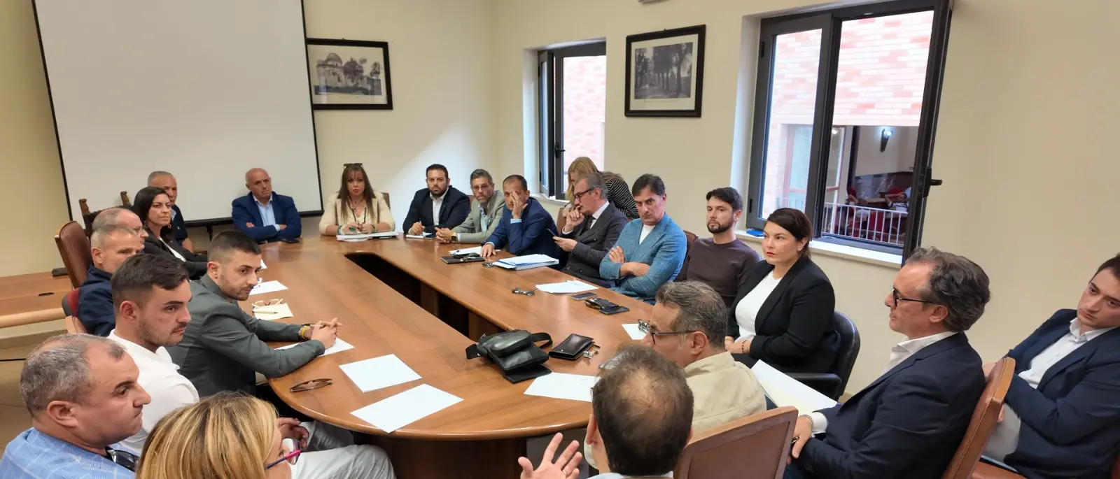 Commercio, il Comune di Vibo avvia il confronto con associazioni e sindacati. Romeo: «Aggredire le problematiche e lavorare insieme»