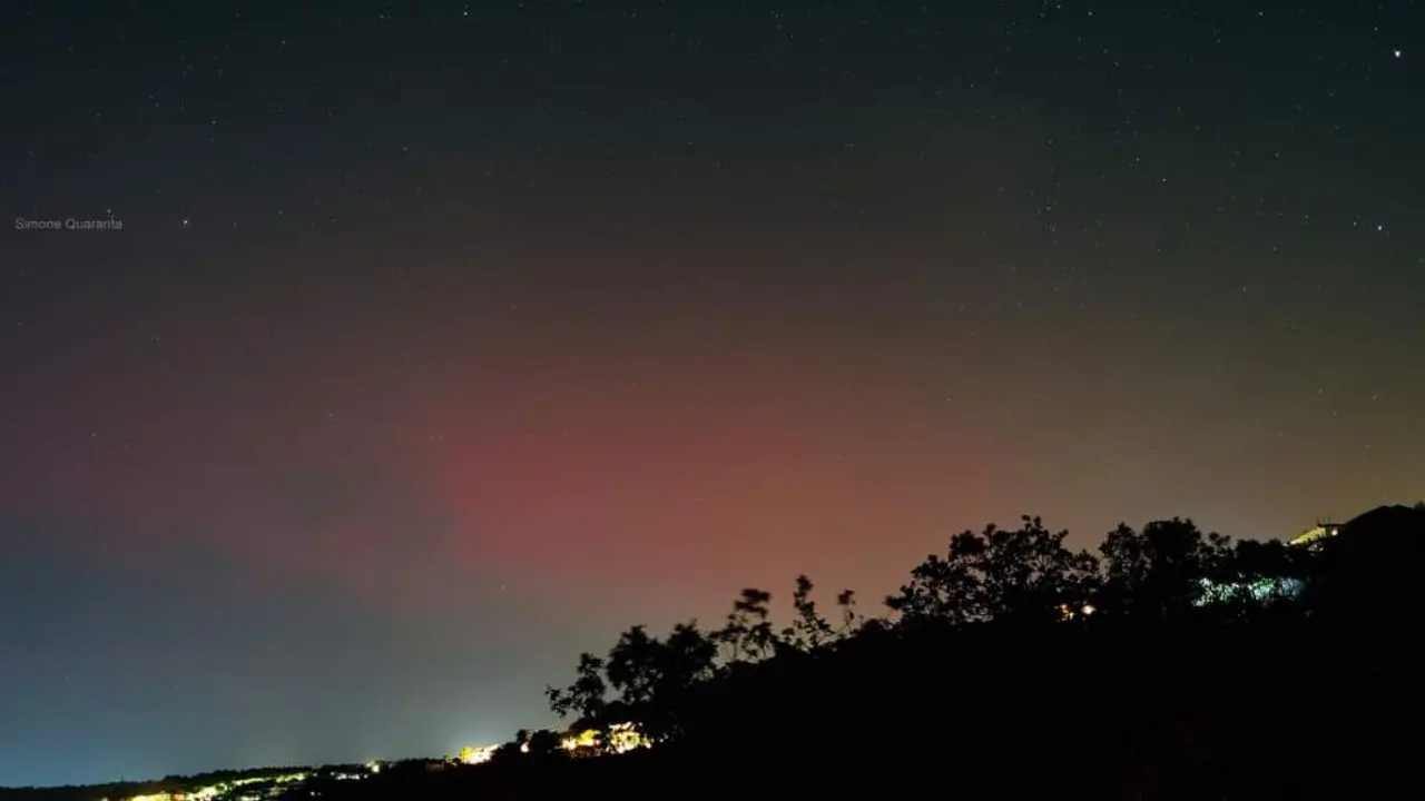 L'aurora boreale tinge di viola i cieli del Vibonese: la magia si è ripetuta questa notte - FOTO