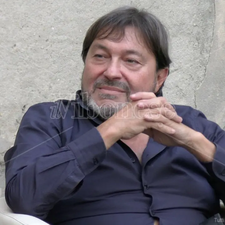 San Nicola da Crissa, Sigfrido Ranucci presenta il suo libro \"La Scelta\": «Un atto d'amore verso la libertà di stampa» - VIDEO