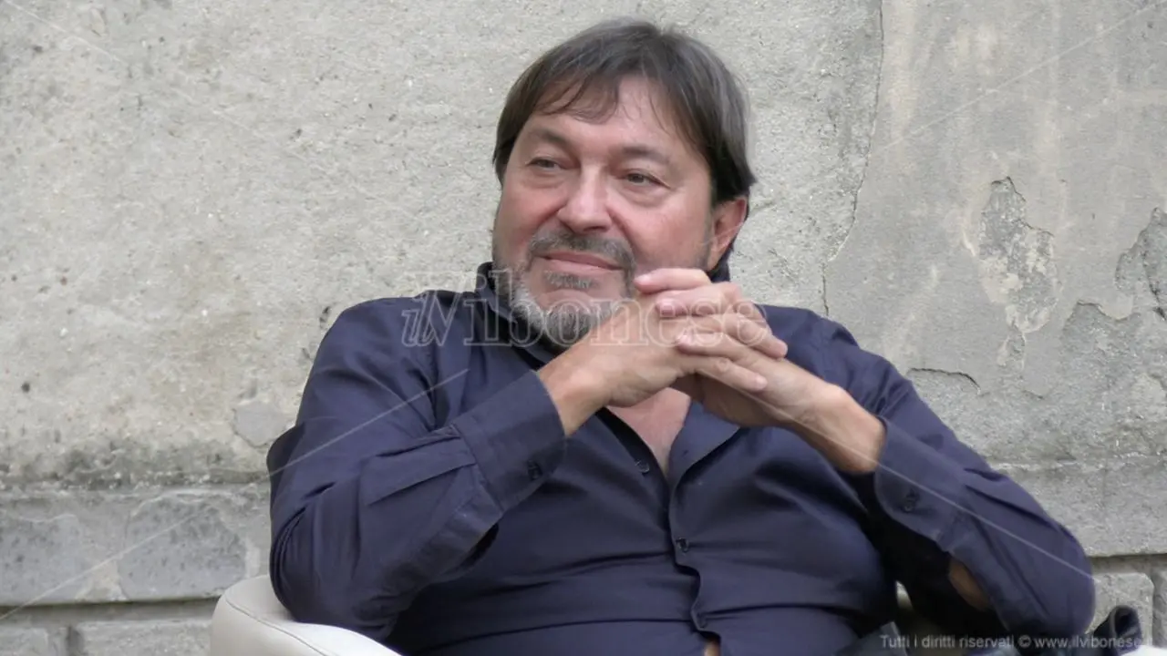San Nicola da Crissa, Sigfrido Ranucci presenta il suo libro \"La Scelta\": «Un atto d'amore verso la libertà di stampa» - VIDEO