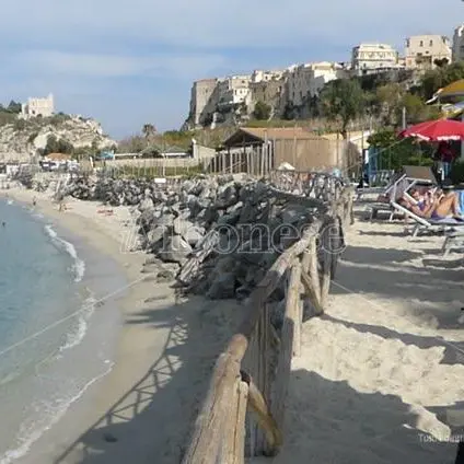 L’estate infinita di Tropea, turisti e tuffi in pieno autunno - Video