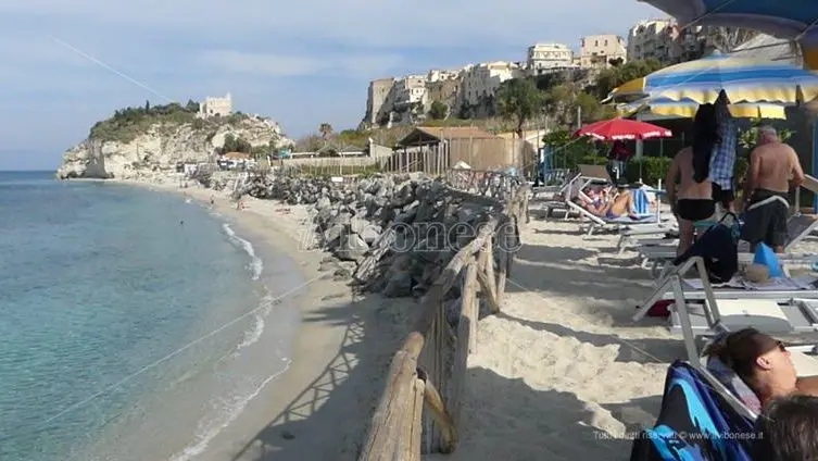 L’estate infinita di Tropea, turisti e tuffi in pieno autunno - Video