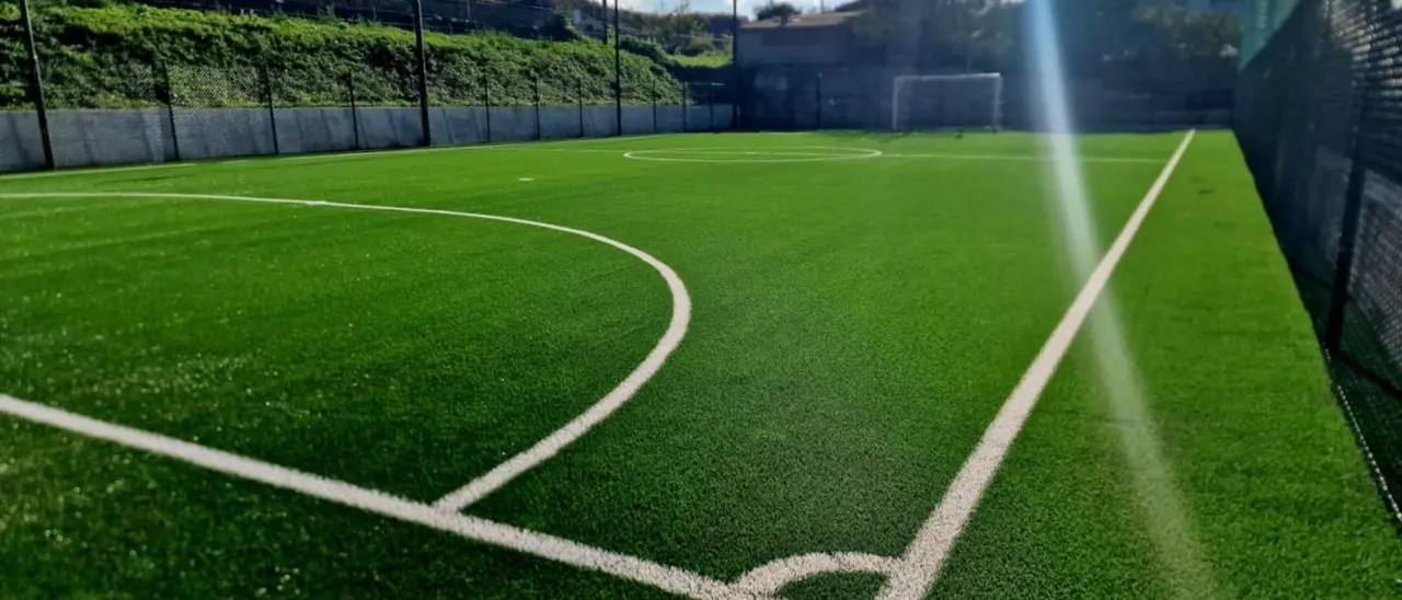 Vibo, un’area pubblica in disuso trasformata in due campetti di calcio in erba sintetica: la sfida della società sportiva Bulldog