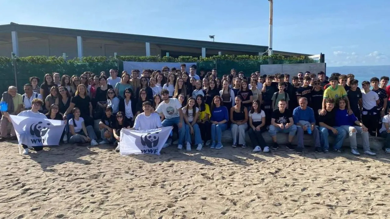 Il Liceo scientifico di Filadelfia in campo con il Wwf Vibo: ripulita parte dell'area protetta di Colamaio due a Pizzo