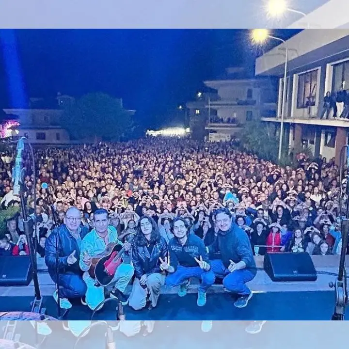 Cala il sipario sulla festa di San Raffaele Arcangelo a Orsigliadi di Rombiolo, giunte migliaia di persone per il concerto di Cecè Barretta