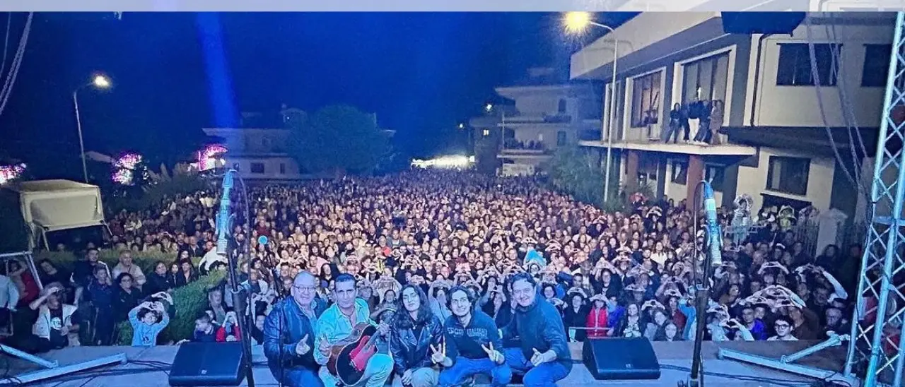 Cala il sipario sulla festa di San Raffaele Arcangelo a Orsigliadi di Rombiolo, giunte migliaia di persone per il concerto di Cecè Barretta