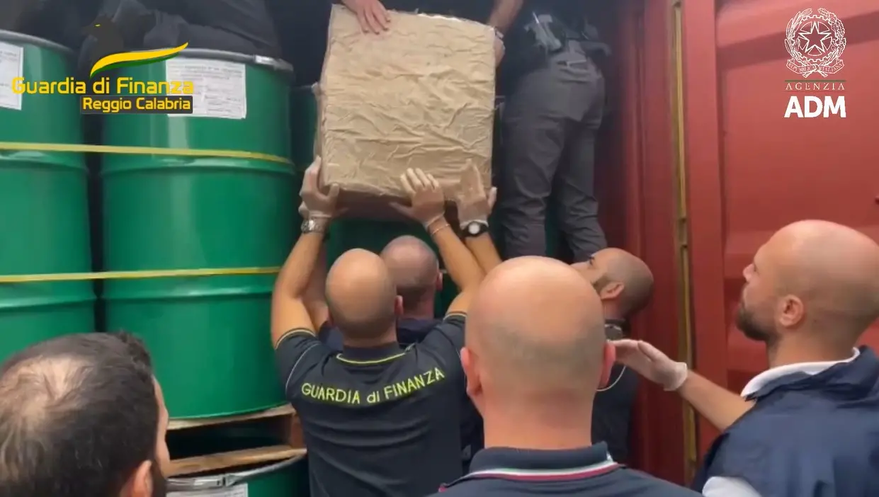 'Ndrangheta, la cocaina da Gioia Tauro a Milano: container segnati e un camion della spazzatura per portarla fuori