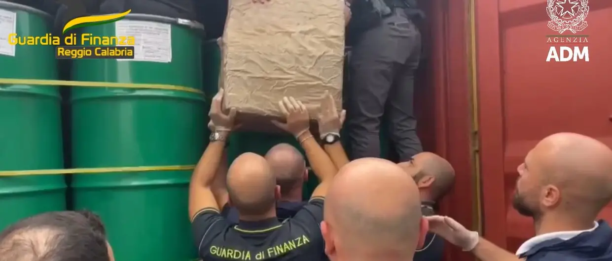 'Ndrangheta, la cocaina da Gioia Tauro a Milano: container segnati e un camion della spazzatura per portarla fuori