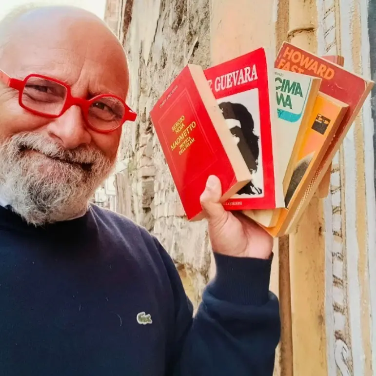Un libro nel \"buco\": ecco la biblioteca di strada che in tre anni ha consentito la condivisione di 3mila volumi a Pizzo